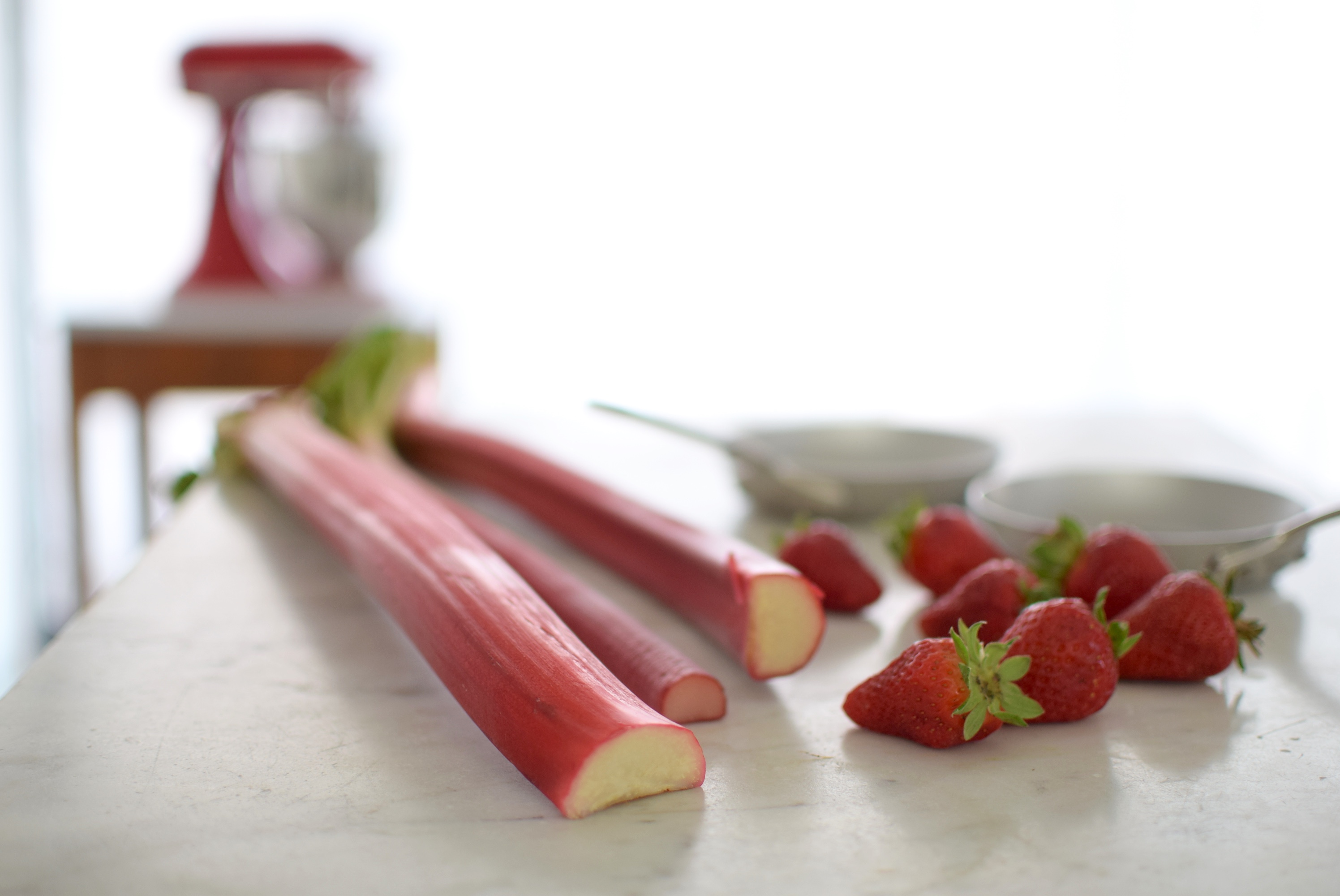 Crumble di rabarbaro e fragole | Nonsolofood